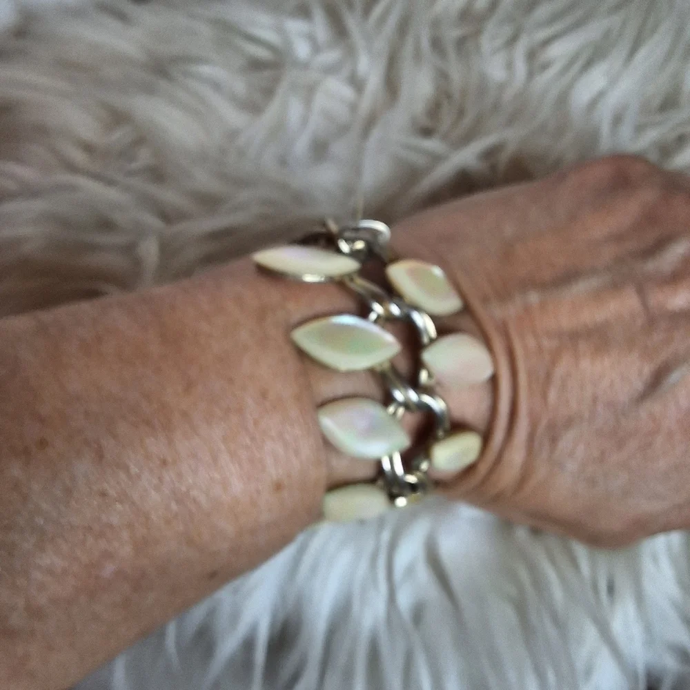 Vintage  Goldtone Mother of pearl  Leaf Chsin Bracele5